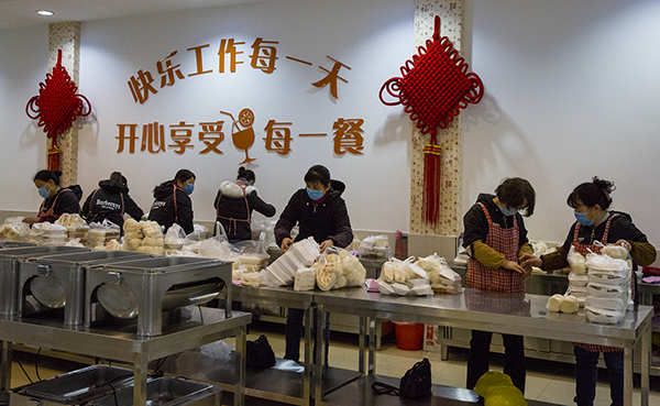 08  將每個崗位的飯菜都精心核對分裝好，以免出錯.jpg