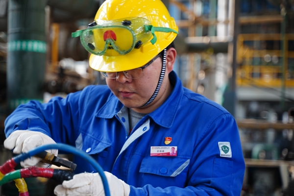 1605777895741366.jpeg 黨員史曉峰在檢修電機(jī).JPG