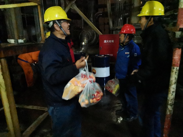 工會(huì)夜間慰問檢修現(xiàn)場(chǎng) （楊富民攝(3)[1].jpg