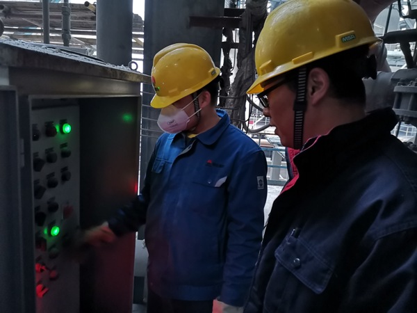 1607750271128271.jpeg 工藝人員徐濤現(xiàn)場點火操作(孟力攝).jpg