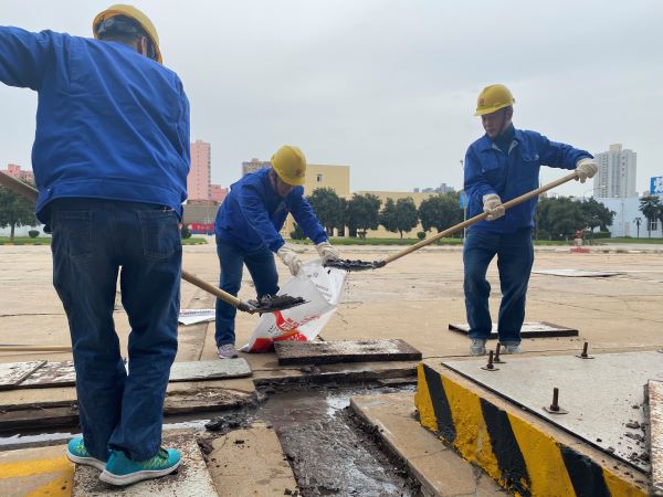 1634528888722045.jpeg 鏟裝地溝淤泥.jpg