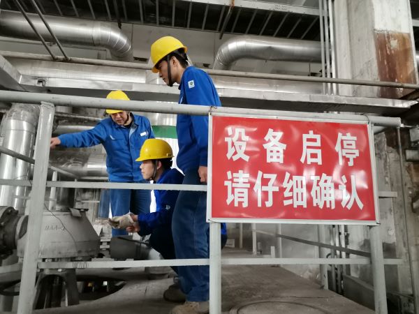 1635920303179004.jpeg 師傅現(xiàn)場給青工培訓(xùn).jpg