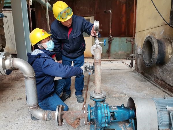 1644805062586017.jpeg 魏高強現(xiàn)場指導(dǎo)劉浩禎水泵操作.jpg