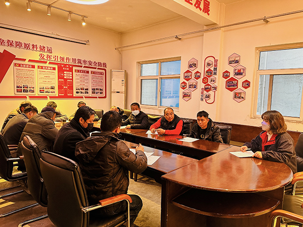 1675556257777378.jpeg 2.3上午車間安技員對(duì)外來(lái)施工人員進(jìn)行車間級(jí)安全教育培訓(xùn)(副圖).jpg