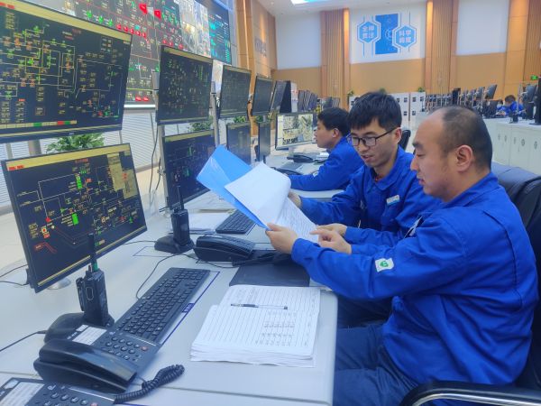 3.14日，彬州公司中控室，氣化操作人員認(rèn)真監(jiān)盤，對比數(shù)據(jù)，調(diào)整煤漿濃度.jpg