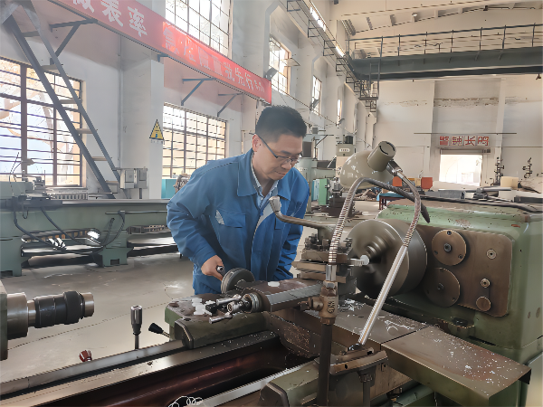 1678862097450991.png 車工贠航海認(rèn)真操作車床準(zhǔn)備大修備件(1).png