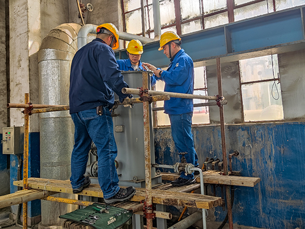 4月4日，合成車間安全技術(shù)員董子旭、設(shè)備技術(shù)組組長谷成駿、設(shè)備技術(shù)員呂玉亮進(jìn)行發(fā)電機(jī)油濾芯自主維修工作。.jpg
