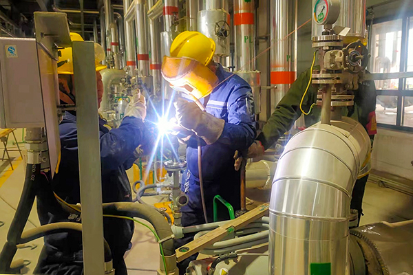 4月13日，檢修人員正在進(jìn)行管件焊接工作.jpg