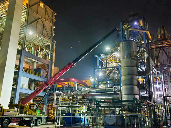 19日23：30，合成車間灰水處理工段吊裝人員正在將閥門吊下 (1).jpg