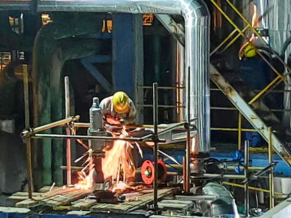 19日22：00，合成車間灰水處理工段檢修人員正在對漏點(diǎn)進(jìn)行焊接作業(yè) (1).jpg