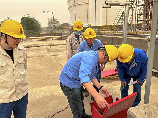 4月20日下午，生產(chǎn)部黨員殷常亮、王亮、王小平、莊林在二甲醚罐區(qū)檢查滅火器材.jpg