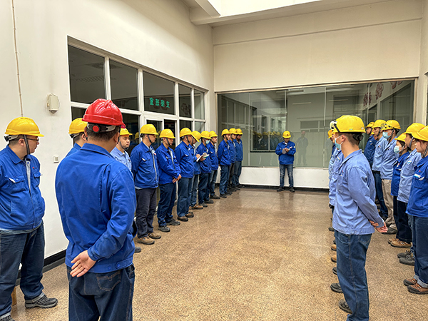 利用班后會(huì)時(shí)間學(xué)習(xí)典型事故，分析原因、總結(jié)教訓(xùn)  600.jpg