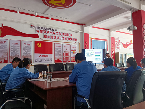 4月19日，計控電儀部主任工程師馬曉華為職工進行授課講解 600.jpg