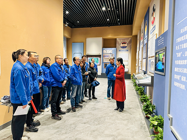 4月22日上午，物料車間黨支部組織黨員領(lǐng)導(dǎo)干部及行使公權(quán)力人員同家庭成員共赴渭南市博物館廉政廳，開展以“廉潔文化進家庭 筑牢倡廉家防線”為主題的警示教育活動-講解員介紹展廳.jpg