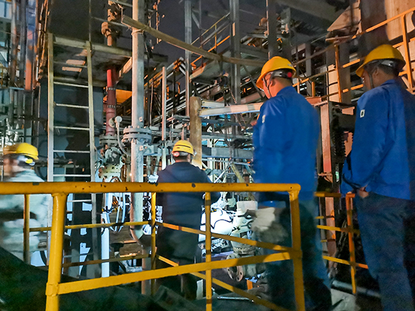 4月25日21：00，檢修人員正在對(duì)合成車間四號(hào)氣化爐進(jìn)行閥門更換作業(yè)  600.jpg