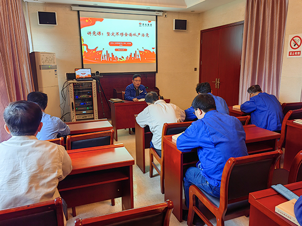 1683284284753978.jpeg 照片2:5月5日下午外專樓多媒體會(huì)議室公司領(lǐng)導(dǎo)馮曉宏為第一片區(qū)讀書(shū)學(xué)習(xí)小組講黨課.jpg