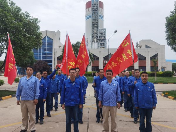 1683356373652041.jpeg 5月5日,計控電儀部組織開展“黨員突擊隊(duì)”“青年突擊隊(duì)”授旗活動.jpg