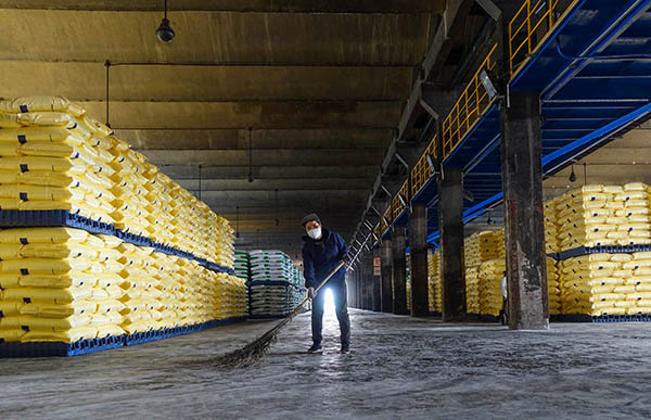 2023年4月運銷部鐵路科員工現(xiàn)場6S提升，擺放整齊劃一的尿素成品庫，現(xiàn)場地面衛(wèi)生時刻有清掃人員保持清潔   600.jpg