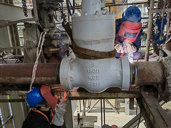 5月12日，動力車間三期管廊上，進行BW管線改造，檢修人員正在將新安裝的隔離閥與原管線焊接在一起.jpg