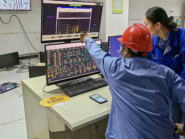 5月13日，動(dòng)力車間三期鍋爐控制室，DCS改造工藝、儀表、電氣等部門聯(lián)合調(diào)試期間，車間副主任焦志波詢問(wèn)DCS改造畫面.jpg