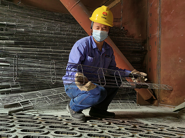 5月14日，動(dòng)力車間三期脫硫塔，運(yùn)行人員劉凱正在檢查脫硫布袋的袋籠.jpg