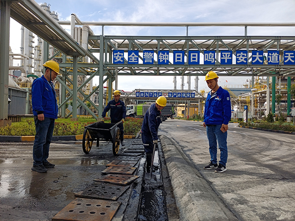 6月5日，運(yùn)銷分部，張海波、曹侃等人員，在氣膜棚周圍清理排水渠。運(yùn)銷分部 伍思盈 攝.jpg