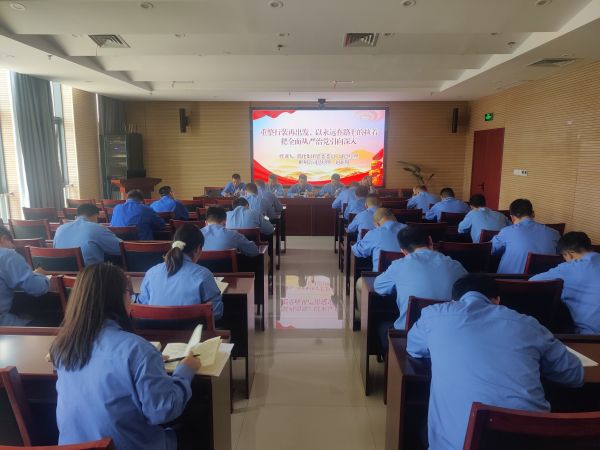 6月20日，渭化集團(tuán)公司黨委委員、副總經(jīng)理、彬州公司總經(jīng)理趙亞周，在彬州公司三樓會議室講主題教育黨課。圖為 制氣車間黨支部，聯(lián)合黨支部在彬黨員聽課畫面。.jpg