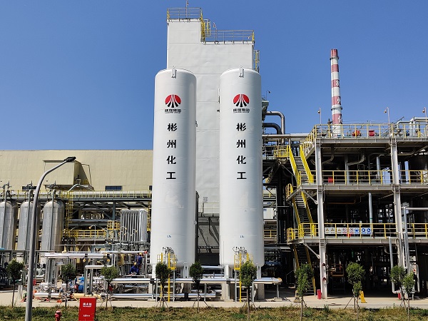 制氣車間，7月建成投用的707低溫能源綜合利用項(xiàng)目主設(shè)備液氮儲(chǔ)罐現(xiàn)場(chǎng)圖。 (1).jpg