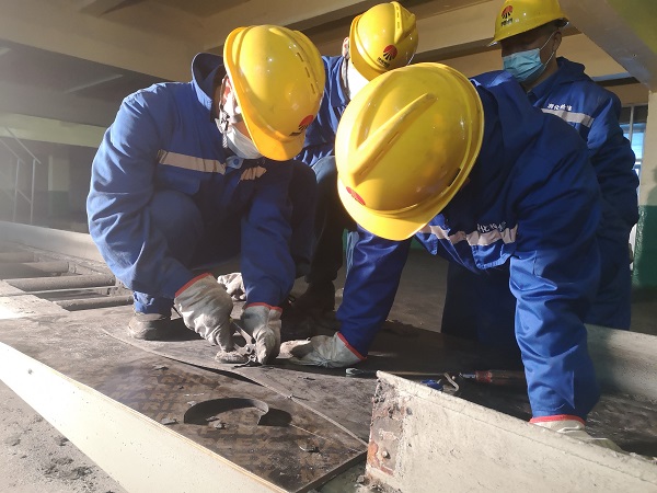 1690502445923697.jpeg 6號包裝線皮帶進行整體更換2.jpg