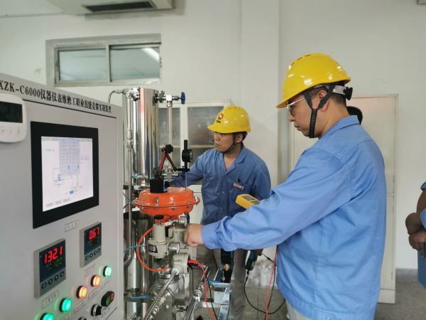 8月8日 儀表實操比賽現(xiàn)場，選手們正在調(diào)試設(shè)備.jpg