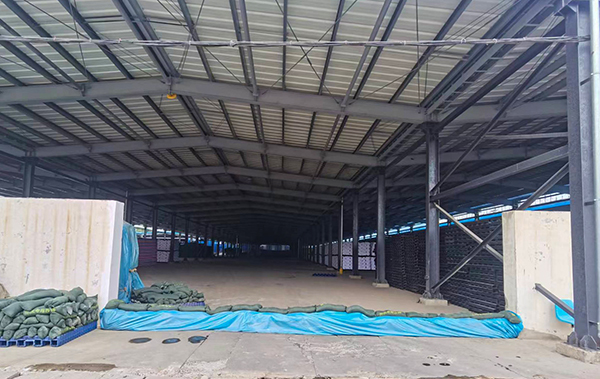 1691747269255391.jpeg 2023年8月4日運銷市場部員工根據(jù)天氣預(yù)報黃色預(yù)警提前對尿素庫區(qū)進行圍擋1 600.jpg