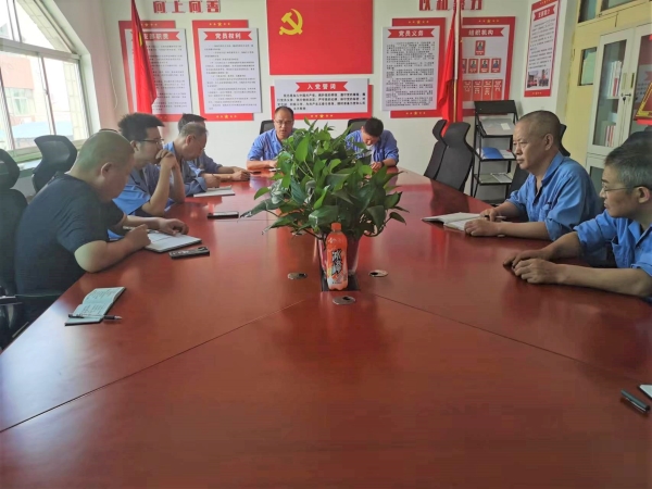 8月21日上午，尿素車(chē)間黨支部開(kāi)會(huì)制定清理方案.jpg