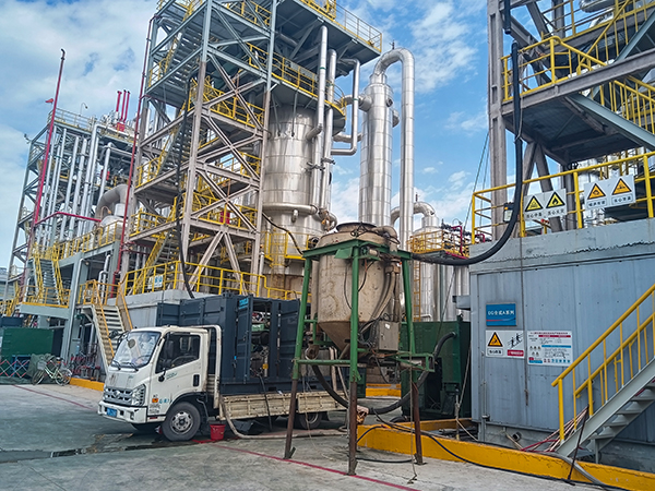 8月中下旬，乙二醇合成催化劑裝卸現(xiàn)場 (1)   600.jpg