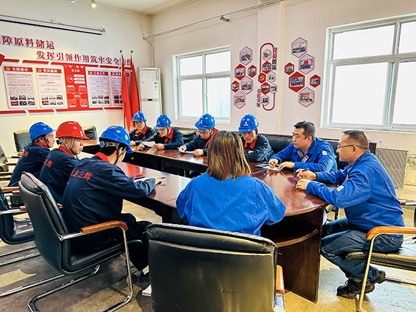 10月8日，車間主任、技術(shù)員、安技員對外協(xié)檢修人員進行安全教育及安全告知.jpg
