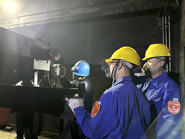 1697091164553471.jpeg 10月11日物料車(chē)間1號(hào)帶葉輪給煤機(jī)檢修現(xiàn)場(chǎng)黨曉波及檢修人員檢查檢修質(zhì)量(2).jpg