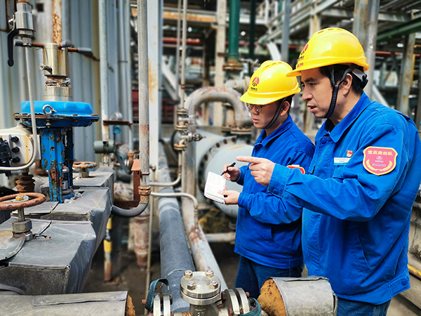 600 圖二：12日下午13時，在動力車間氨區(qū)，趁著午飯休息的空擋，公司勞模安朝陽給90后徒弟岳維哲講解流化床鍋爐氨水配置注意事項。.jpg