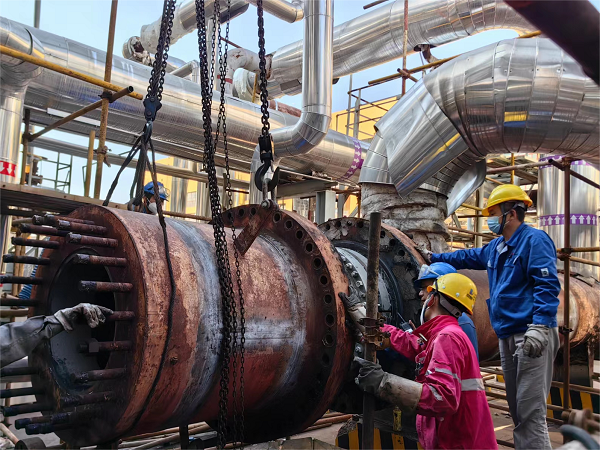 1697500782402998.png 杜保順認真監(jiān)督換熱器吊裝工作.png