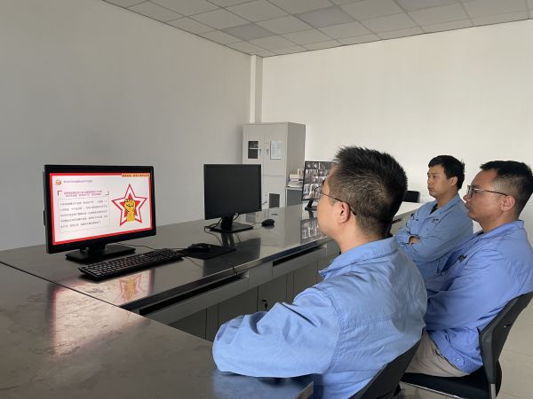 1697609122619686.jpeg 運行二班員工在進行安全學習.jpg