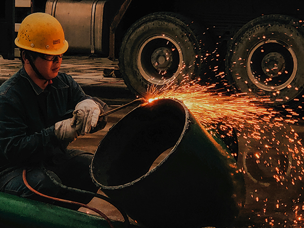 10月19日晚22點，加班安裝水冷器 作業(yè)現(xiàn)場焊花四濺  合成車間  張曉林.jpg