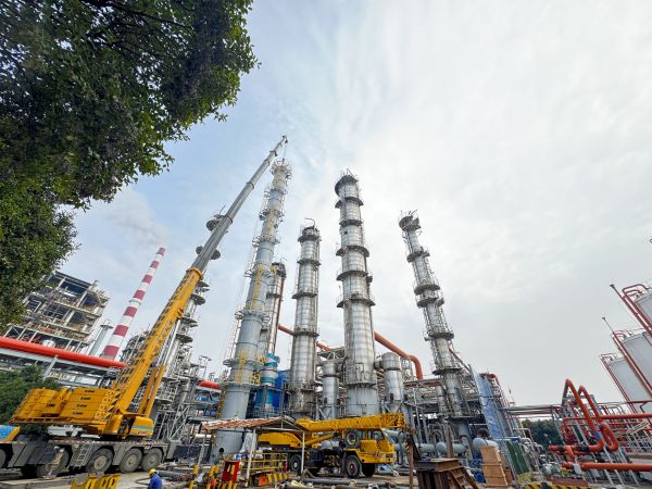 1699834129924284.jpeg 起重吊車正在組對高壓甲醇精餾塔.jpg