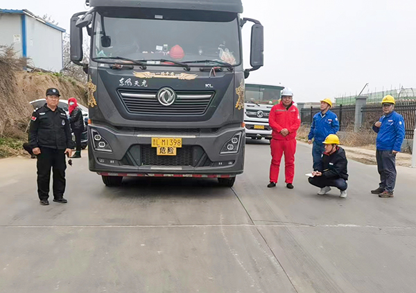 1700095415289465.jpeg 2023年11月10日彬州運(yùn)銷市場分部組織對(duì)拉貨車輛安全進(jìn)行檢查.jpg