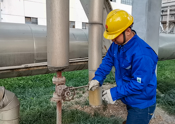 1700793260954433.jpeg 職工在根據(jù)氣溫情況及時調整蒸汽管道疏水閥開度.jpg