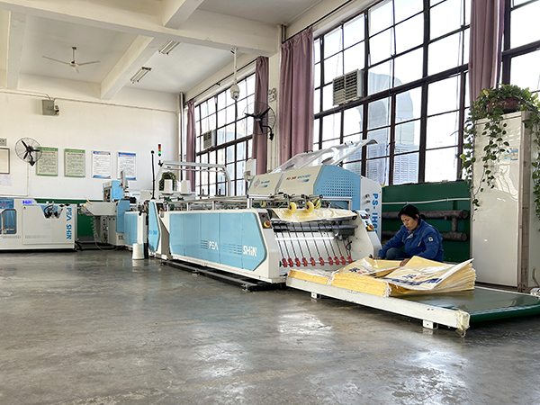 12月6日，操作人員在整理自動化切縫套印圈上口尿素袋    600.jpg