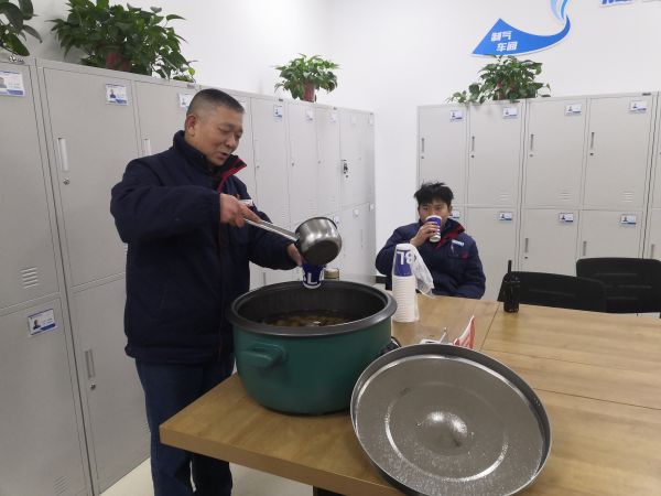 圖1 12月8日，剛忙完工作的職工杜仲毅喝著冰糖雪梨水。肖歡 攝.jpg