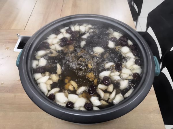 圖2 12月8日，交接班室熬煮一大鍋冰糖雪梨湯。肖歡  攝.jpg