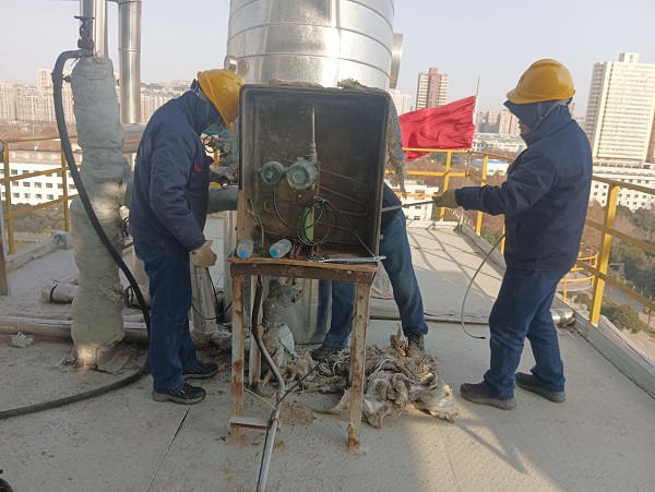 12月20日，計(jì)控電儀部空分尿素工段人員在尿素框架5樓給壓力204表增加電伴熱2.jpg