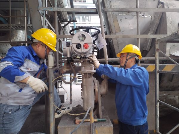 1705623763252799.jpeg 電氣檢修人員正在檢修電動執(zhí)行機(jī)構(gòu).jpg