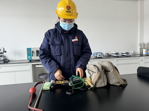 圖2 1月25日，質(zhì)檢分部技術(shù)員毛夢雪介紹“檢測包”。.jpg