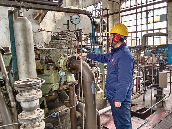 1月23日10時(shí)，合成車間班組人員監(jiān)測(cè)發(fā)電機(jī)機(jī)泵性能 (1).jpg