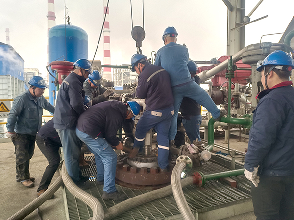 2月2日10：00，檢修人員做投料前準(zhǔn)備工作 (2).jpg